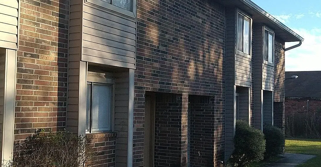 2 bed, 1.5 bath, 1100 sqft, $875 — Photo 1