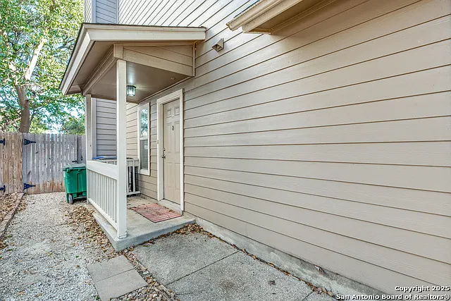 3 bed, 2.5 bath, 1348 sqft, $1,750 — Photo 3