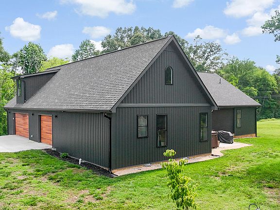 3rd image of 3610 Mountain View Ln