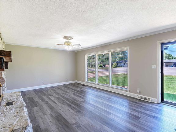 3rd image of 406 W 6th St