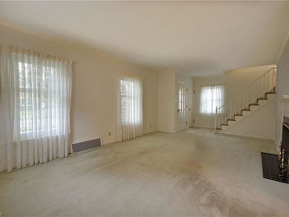 5th image of 20802 Beachwood Dr