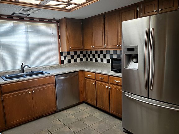 5th image of 517 Rolling Hill Way