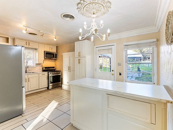 4th image of 938 Gillham Rd