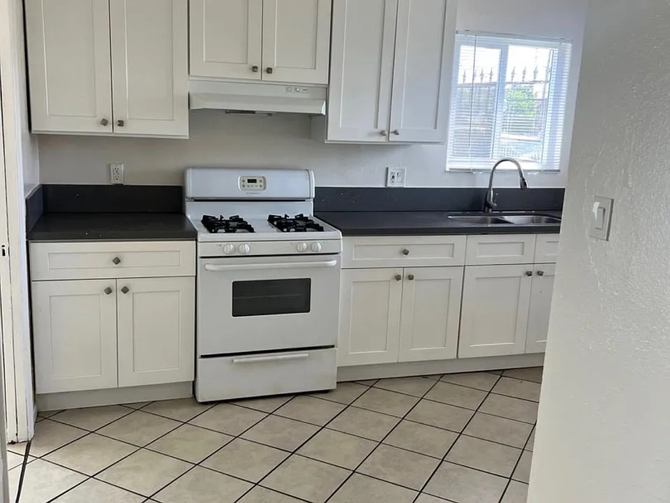 600 W 73rd St