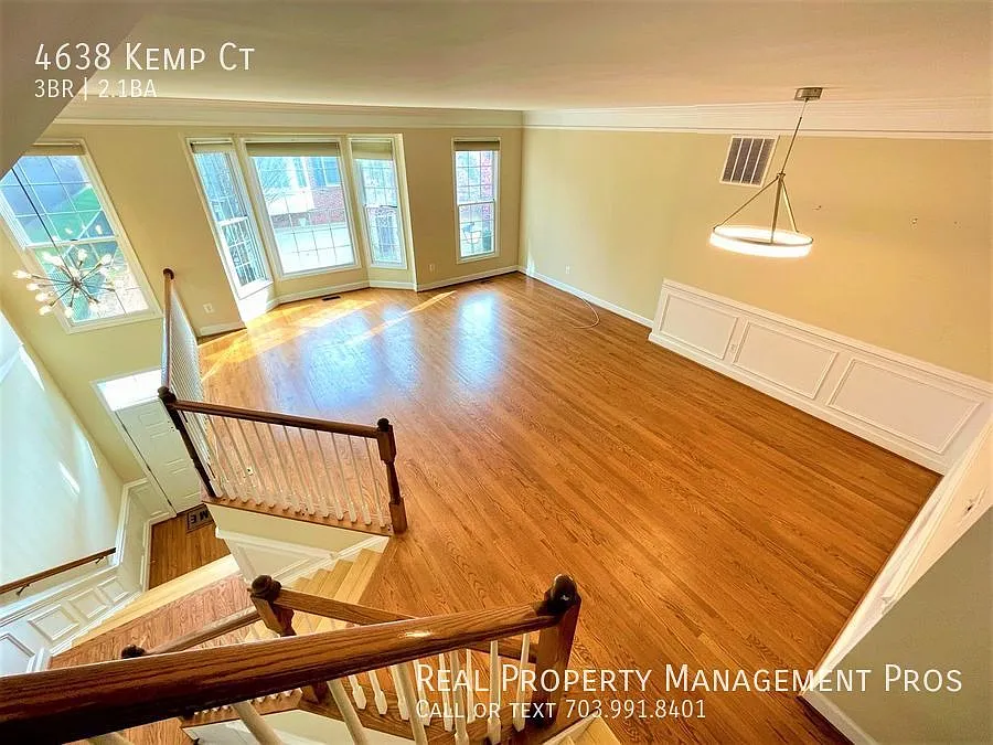 Massive 3 Bed/2.5 Bath 2 Garage (Ev Charger) 2100+ Square Feet End Unit Th — Photo 2