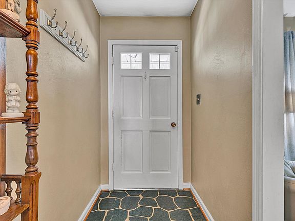 4th image of 40 Fairfield Ln