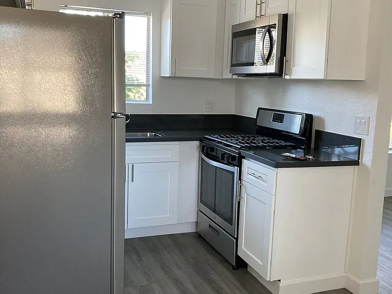 Jordan Court Apartments — Photo 29