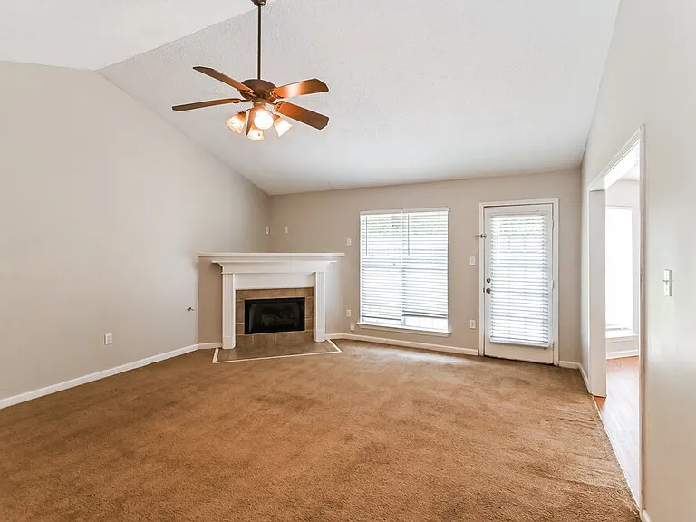 1935 Crescent Ln — Photo 4