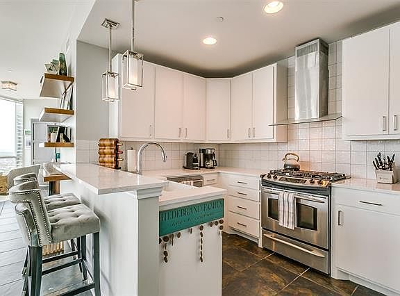 4th image of 500 Throckmorton St APT 3307