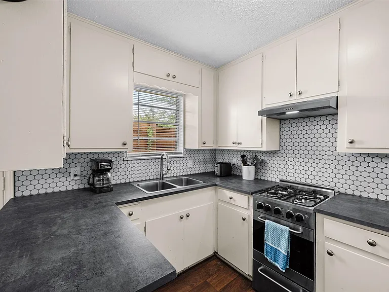 2203 Ventura Dr #B — Photo 9
