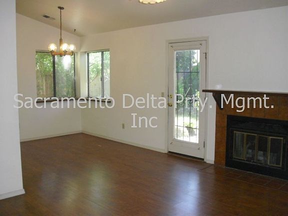 3rd image of 4872 Tomasini Way