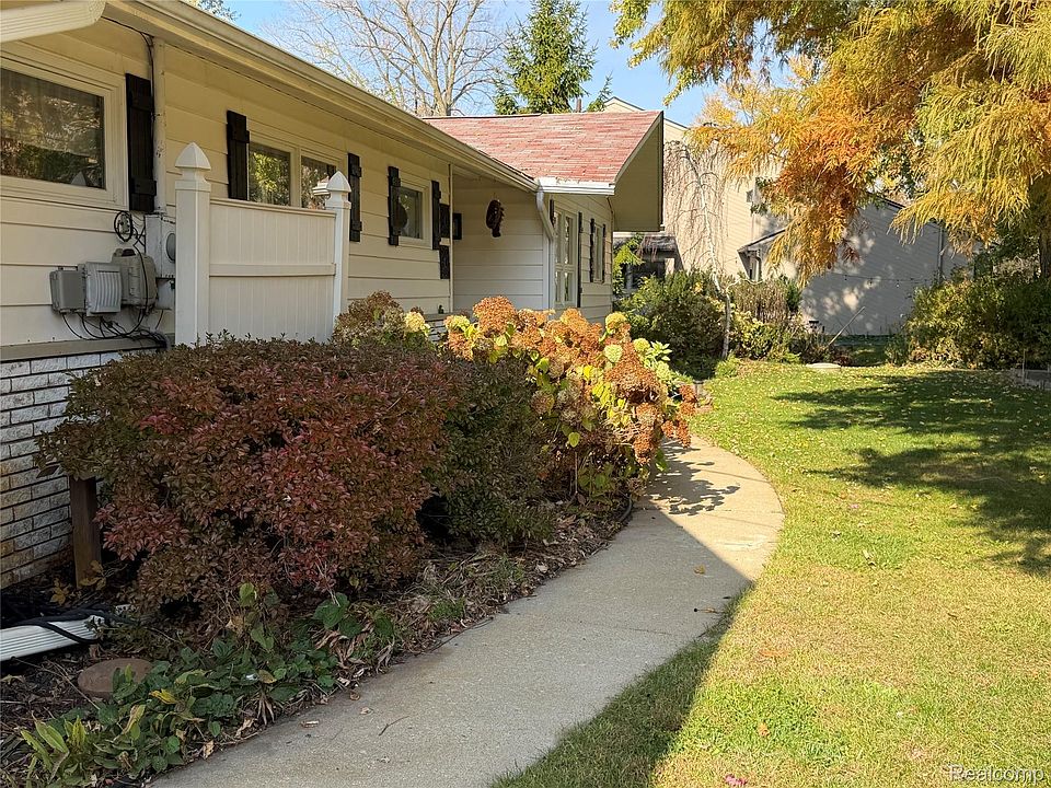 8156 Riverside Dr, photo 2
