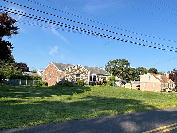 3rd image of 1052 Ford Rd