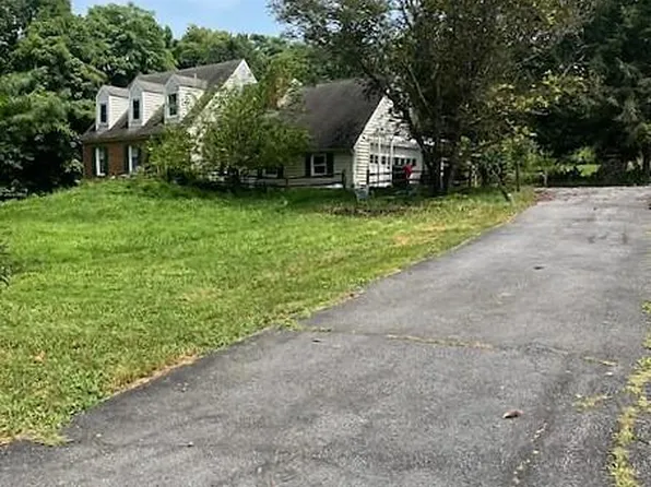 51 Moore Ln, Falling Waters, WV 25419