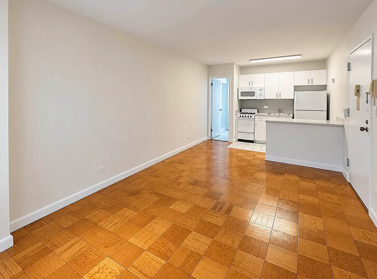 1470 First Avenue — Photo 2