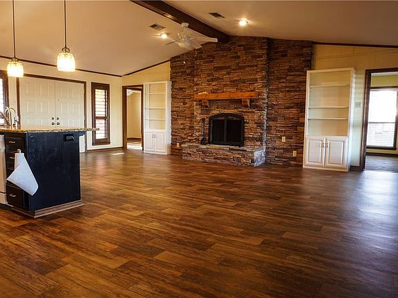 5th image of 932 Kiowa Dr E