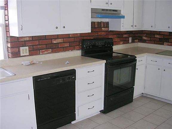 5th image of 913 Astoria Ave