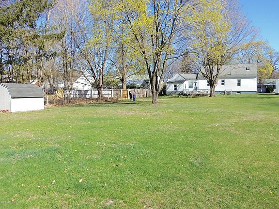 4th image of 28 Putnam Ave