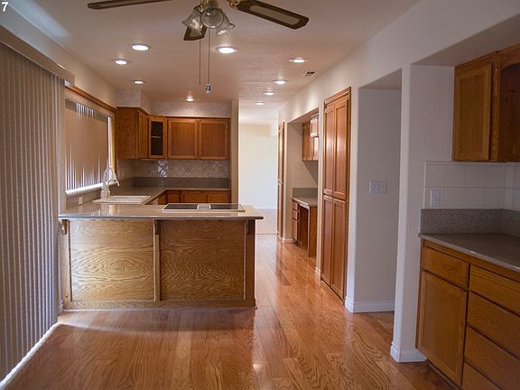 5th image of 327 Bailey Dr