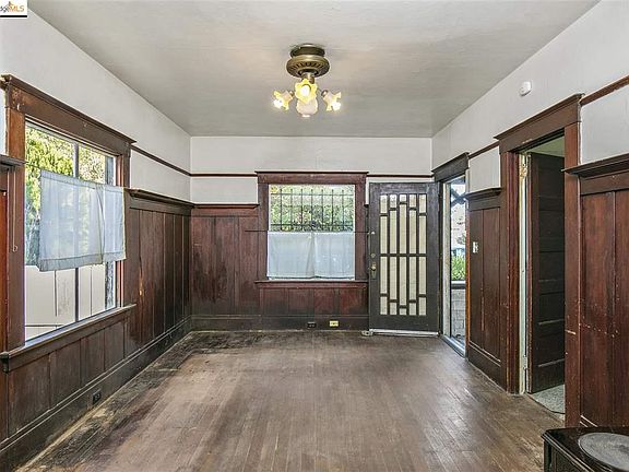 5th image of 2640 Esmond Ave