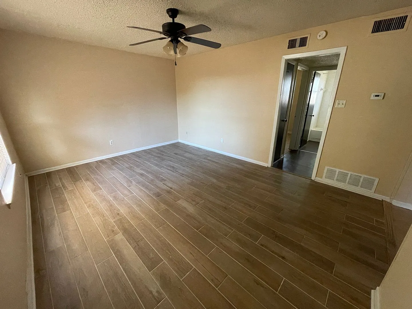 425 W Ave C — Photo 3