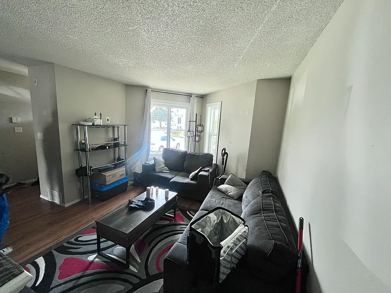 1033 Youville Dr W — Photo 2