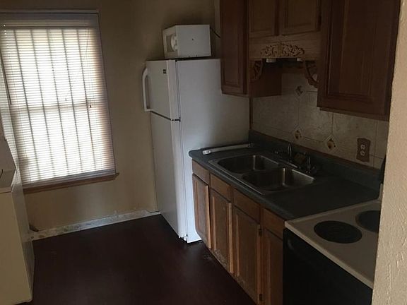 3rd image of 8601 Lee Otis St