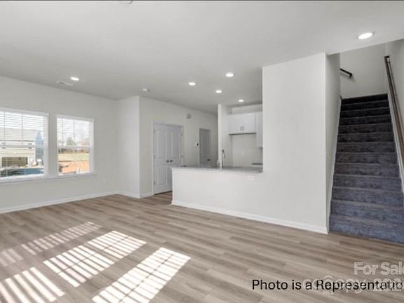 4th image of 1103 Bartholdi Dr #901