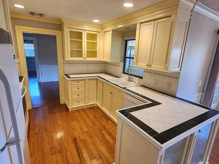 549 Burlington Ave NE — Photo 16