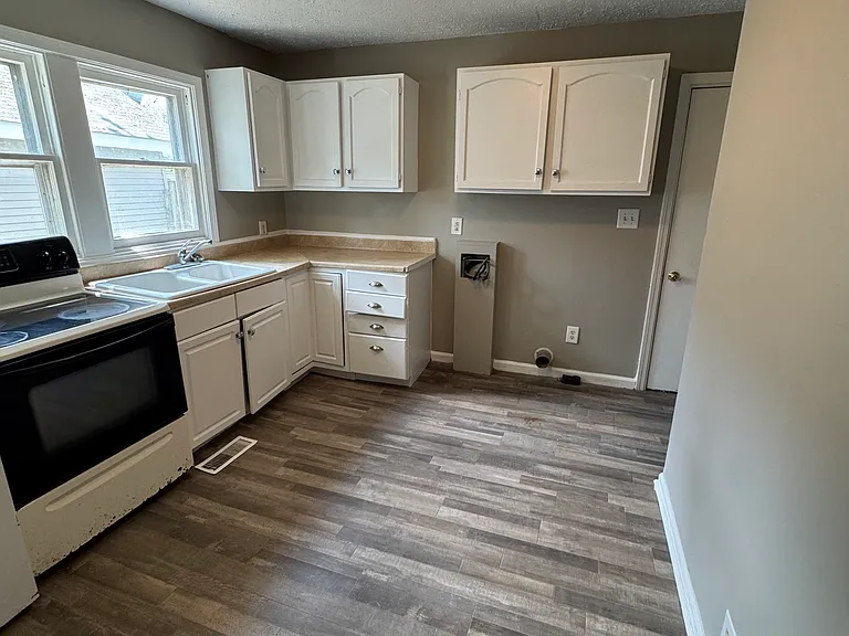334 Smith St — Photo 4