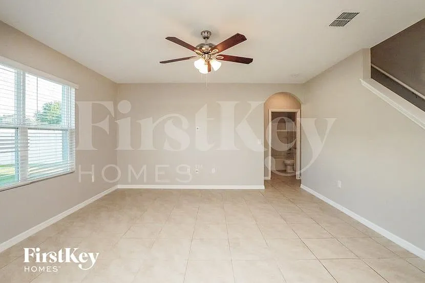 5 bed, 3.0 bath, 2674 sqft, $2,835 — Photo 2