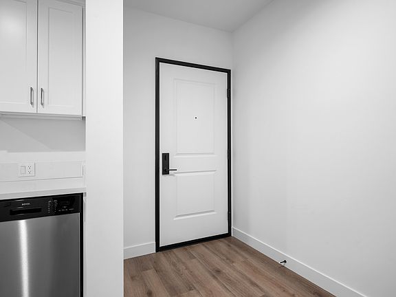 5th image of 10657 Moorpark St #305