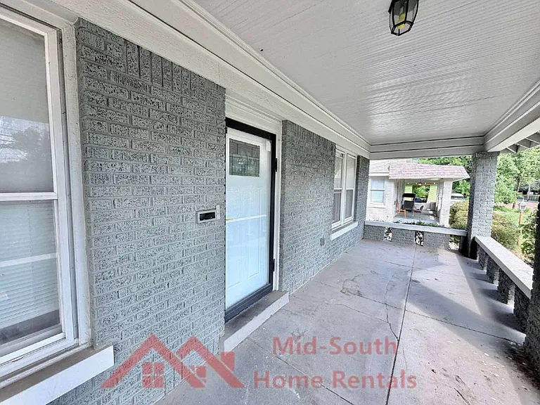 1956 Lamar Ave — Photo 3