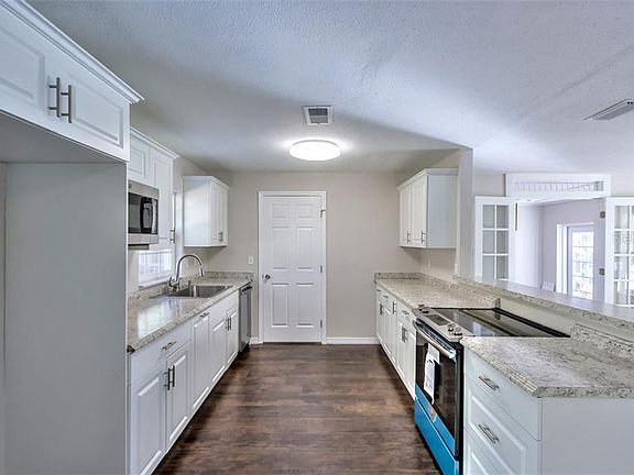 3rd image of 634 Sidney Dr