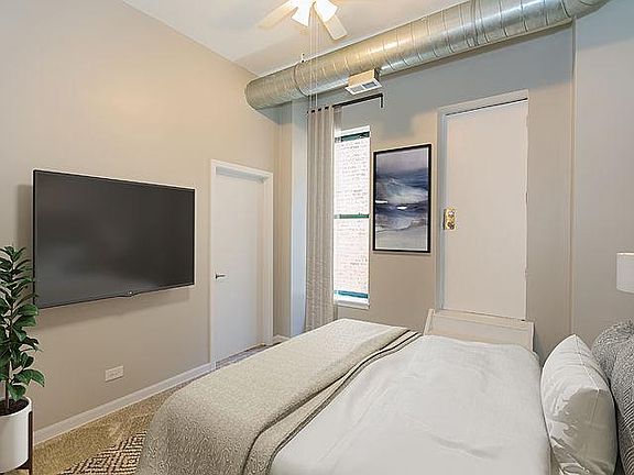 4th image of 804 N Wabash Ave