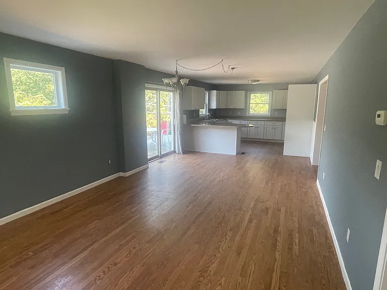 484 N Magee St — Photo 4