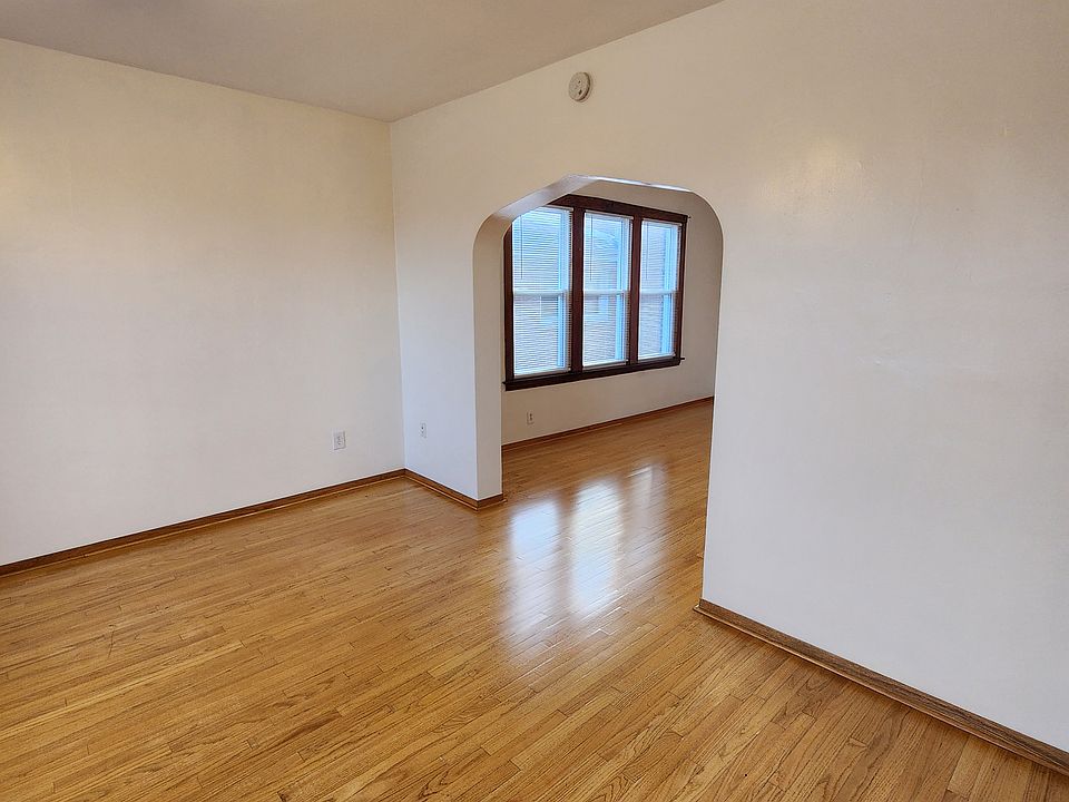 Living Room, entering apartment view