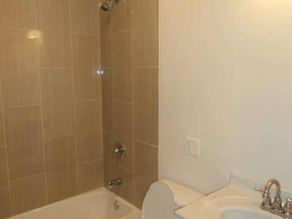 4th image of 1112 W Balmoral Ave APT Gdn