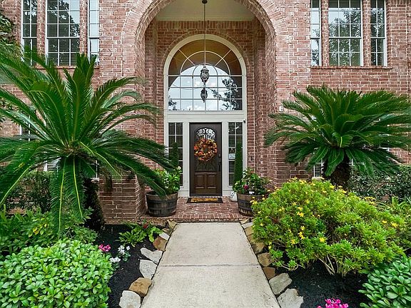 Gorgeous landscaping and grand entry welcomes you!