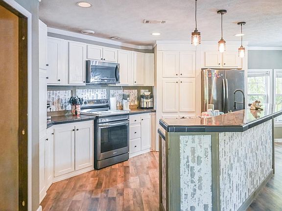 3rd image of 198 Huckleberry Ln