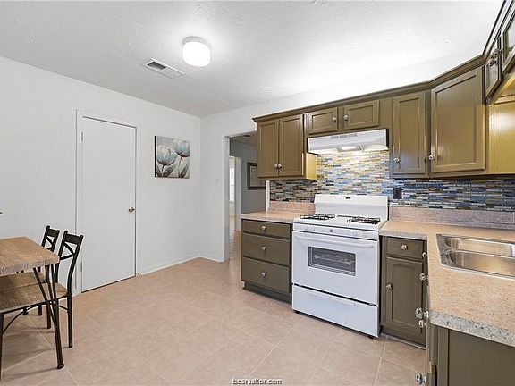 3rd image of 804 Dumas Dr