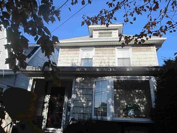 2nd image of 1633 Burnett St