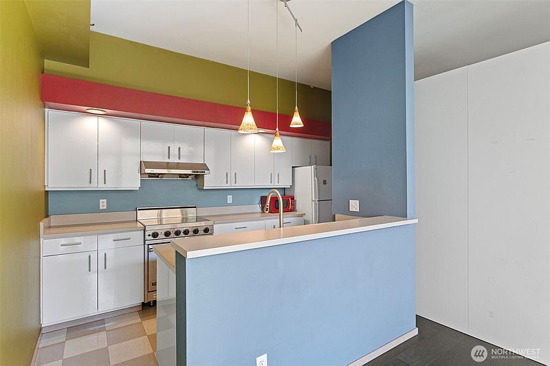 4th image of 2030 Western Avenue #514