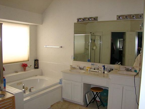 5th image of 4605 Holly Berry Dr