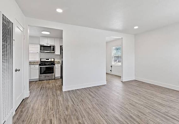 3rd image of 415 Thornally Dr #2