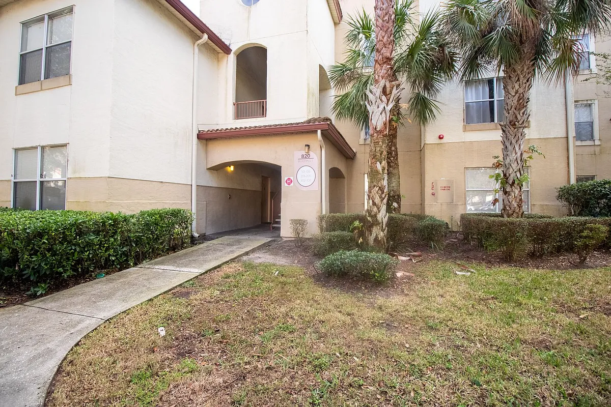 Building Photo - 820 Camargo Way #105