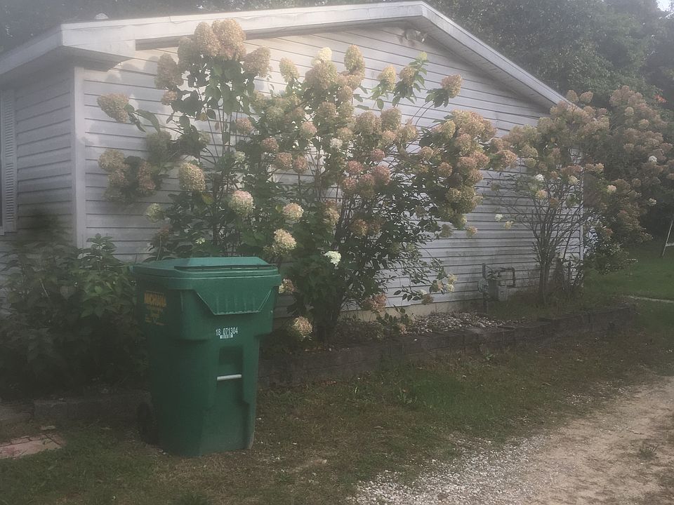 2nd image of 6456 Long Lake Rd