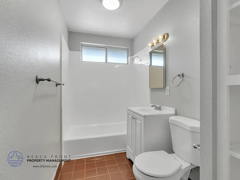 228 West Carson — Photo 23