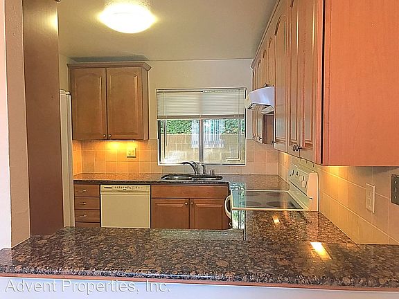 4th image of 736 Stonegate Dr
