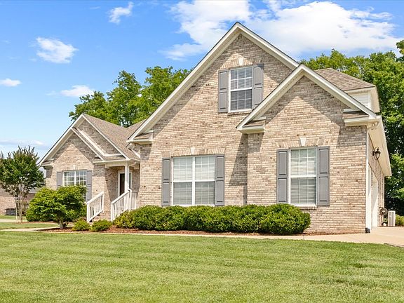 3rd image of 923 Crosby Ct